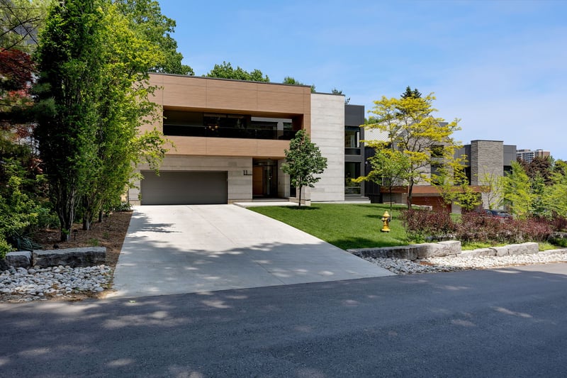 Luxury estate at 11 North Drive, Toronto — photo 2