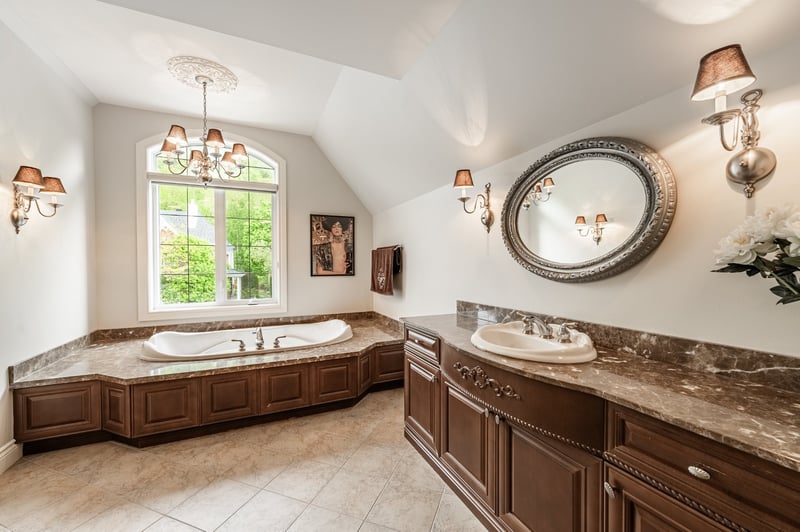 Luxury estate at 533 Rue des Falaises, Mont-Saint-Hilaire, QC — photo 17