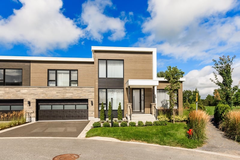 Luxury estate at 318 Rue Narbonne, Sainte-Julie, QC — photo 2