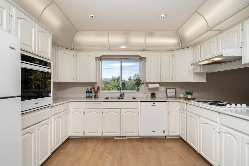Luxury estate at 389 Metta Street, Port Moody, BC — photo 8