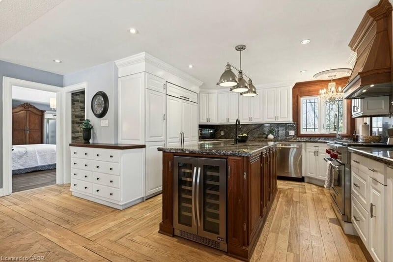 Luxury estate at 389 Clarendon Drive, Hamilton, ON — photo 8