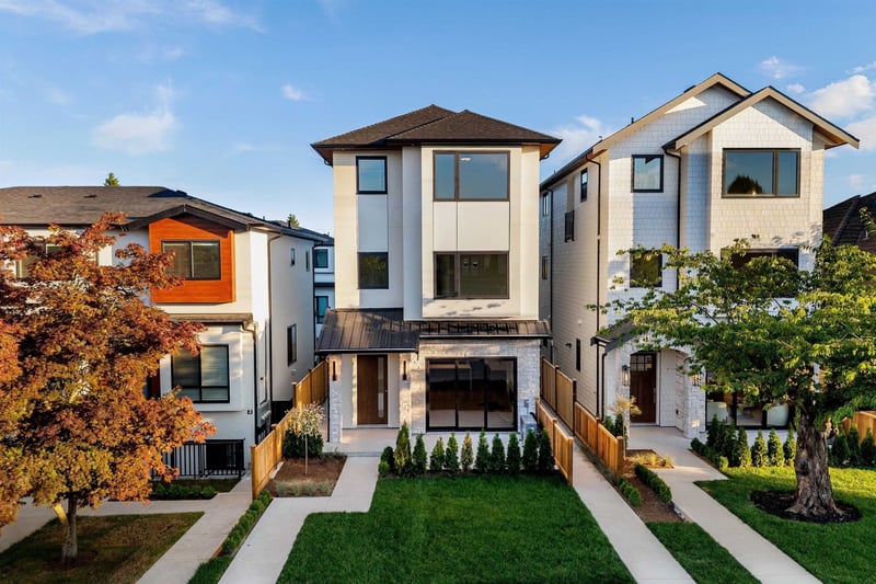 4-bedroom luxury home in 3 6682 Napier Street, Burnaby, BC
