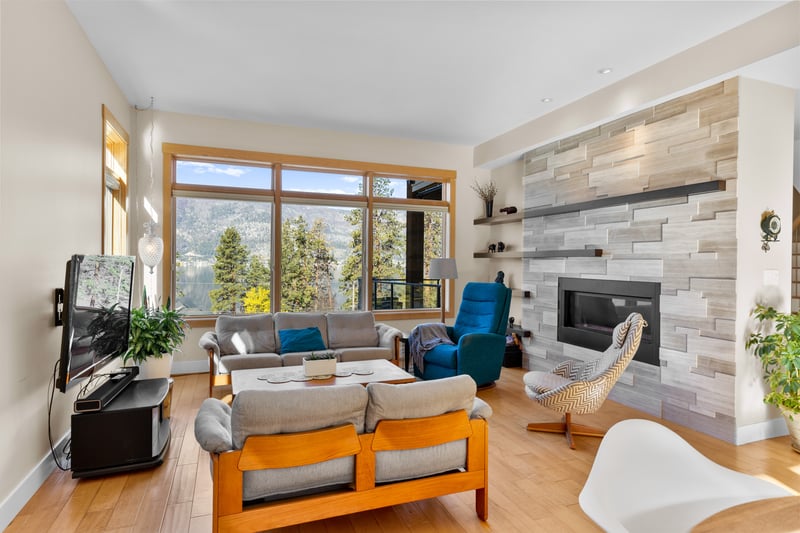 Luxury estate at 10989 Maddock Avenue, Lake Country, BC — photo 2