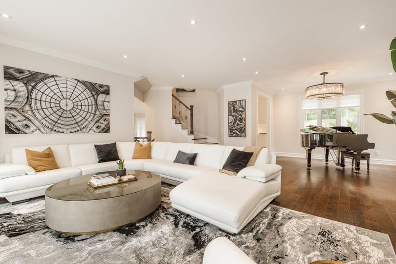 Luxury estate at 524 Rue des Falaises, Mont-Saint-Hilaire, QC — photo 8