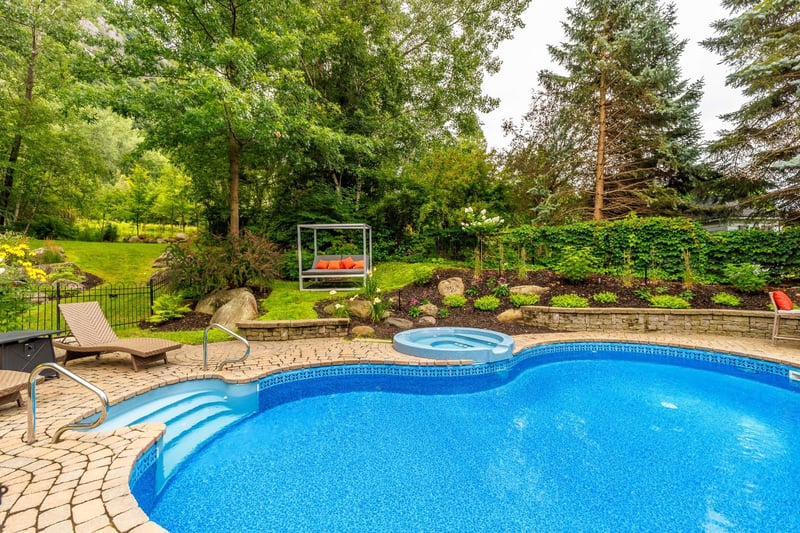 Luxury estate at 524 Rue des Falaises, Mont-Saint-Hilaire, QC — photo 32