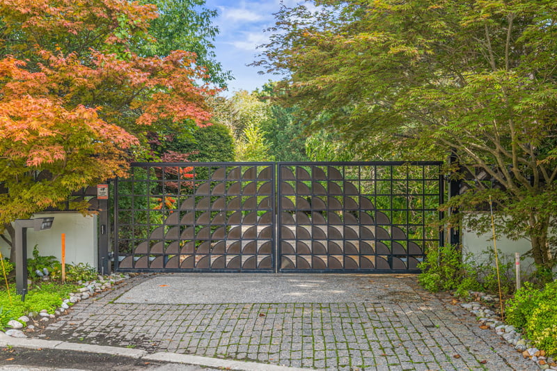 Luxury estate at 18 Timberglade Court, North York, ON — photo 3