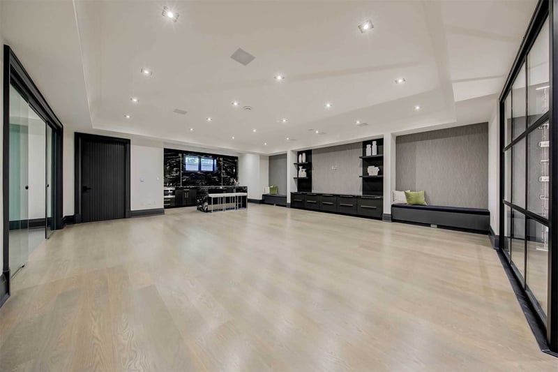 Luxury estate at 211 Glencairn Avenue, Toronto — photo 18