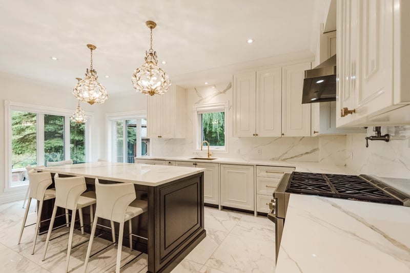 Luxury estate at 524 Rue des Falaises, Mont-Saint-Hilaire, QC — photo 13