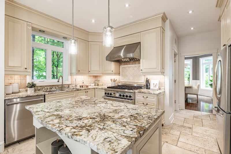 Luxury estate at 53 Av. du Bel-Horizon, Sainte-Julie, QC — photo 9