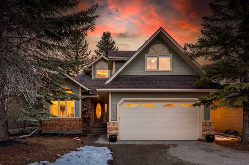 4-bedroom luxury home in 1442 Sunwood Road Southeast, Calgary, AB