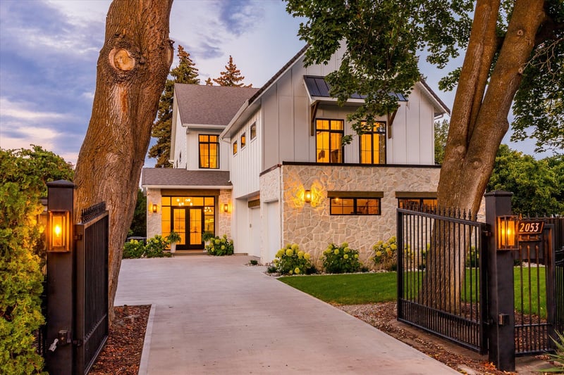 Luxury estate at 2053 Long Street, Kelowna, BC — photo 1