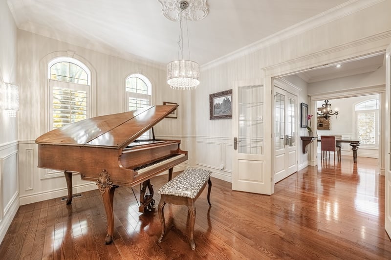 Luxury estate at 533 Rue des Falaises, Mont-Saint-Hilaire, QC — photo 6
