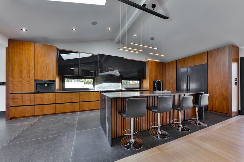 Luxury estate at 621 Sir Richards Road, Mississauga, ON — photo 8