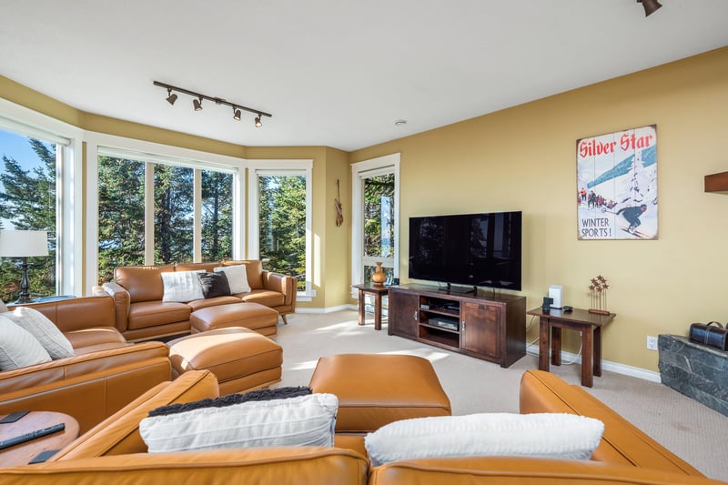 Luxury estate at 720 Monashee Court, Vernon, BC — photo 3
