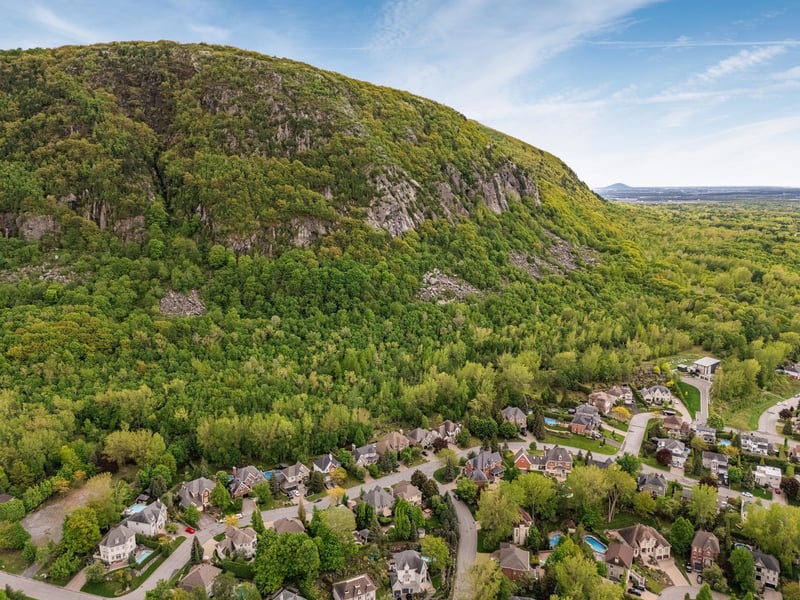 Luxury estate at 533 Rue des Falaises, Mont-Saint-Hilaire, QC — photo 3