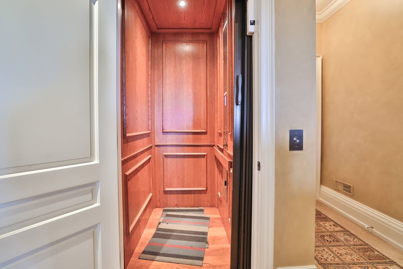 Luxury estate at 872 Whittier Crescent, Mississauga, ON — photo 21
