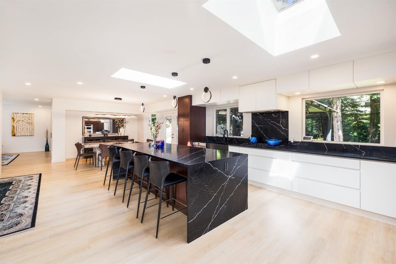 Luxury estate at 3965 Viewridge Place, West Vancouver, BC — photo 3