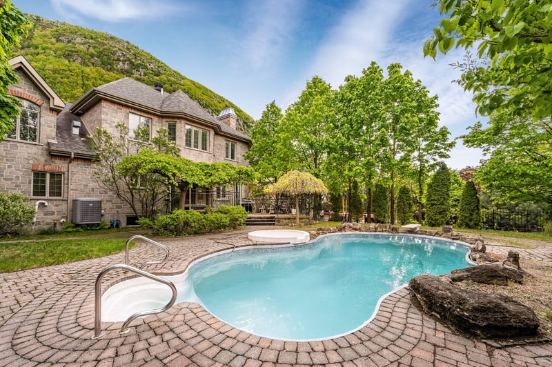Luxury estate at 533 Rue des Falaises, Mont-Saint-Hilaire, QC — photo 27