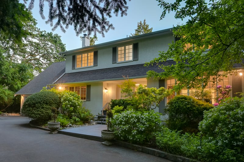 Luxury estate at 2861 Tudor Avenue, Victoria, BC — photo 2