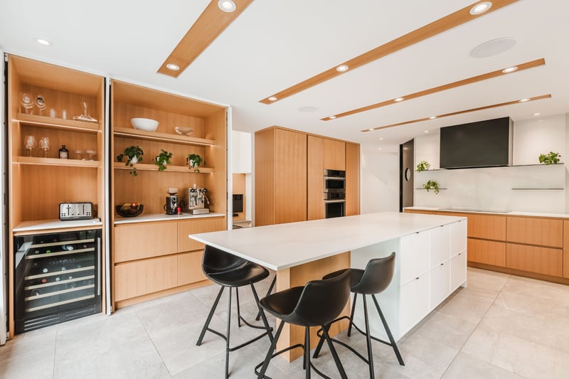 Luxury estate at 2021 Rue des Saules, St-Bruno-de-Montarville, QC — photo 9