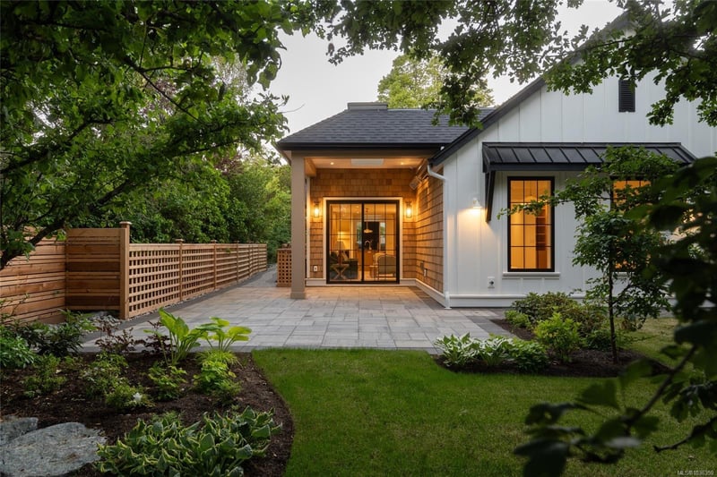 Luxury estate at 587 Oliver Street, Victoria, BC — photo 2