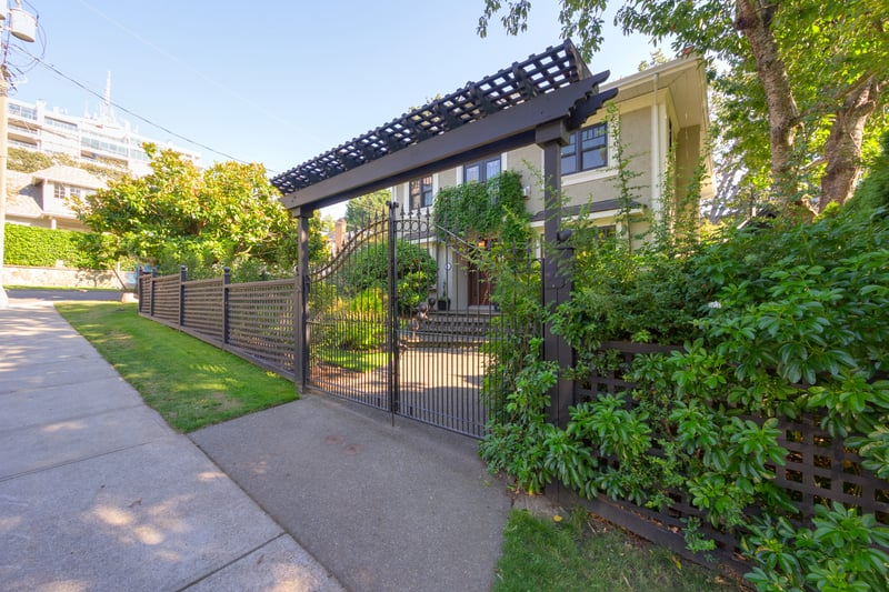 Luxury estate at 1517 Maud Street, Victoria, BC — photo 3