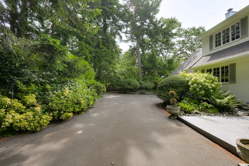 Luxury estate at 2861 Tudor Avenue, Victoria, BC — photo 8
