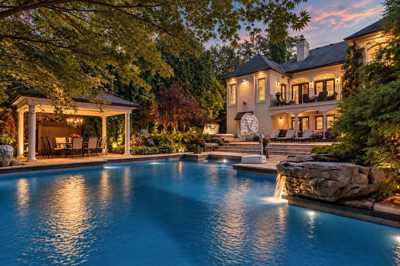 Luxury estate at 21 Harrington Place, Hamilton, ON — photo 1