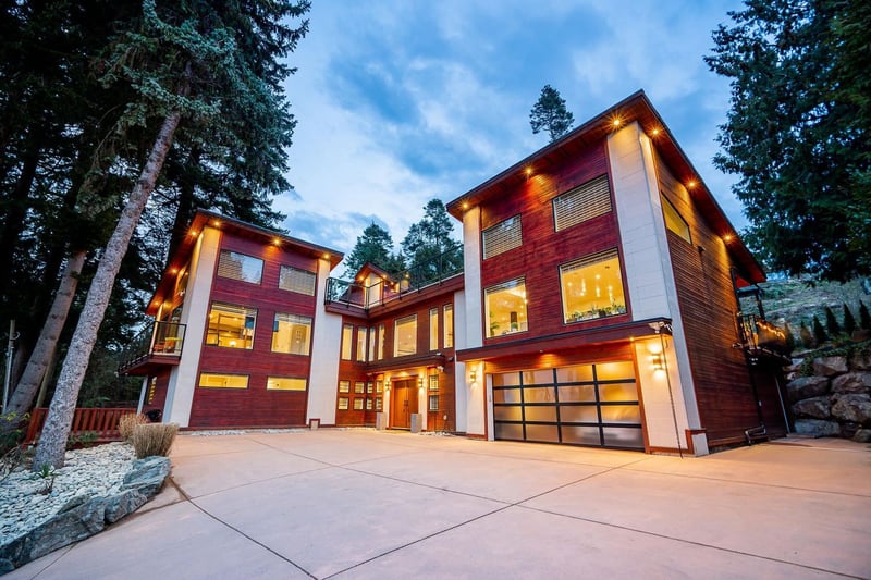 6-bedroom luxury home in 2800 Bayview Street, Surrey, BC