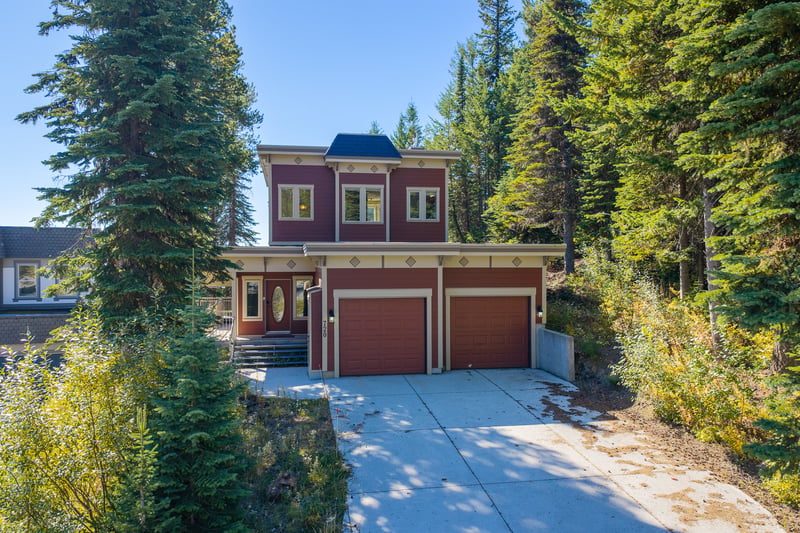 Luxury estate at 720 Monashee Court, Vernon, BC — photo 1