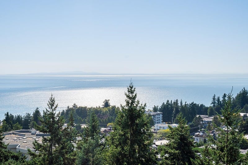 Luxury estate at 15152 Russell Avenue, White Rock, BC — photo 2