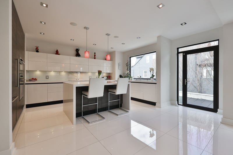 Luxury estate at 647 Montbeck Crescent, Mississauga, ON — photo 9