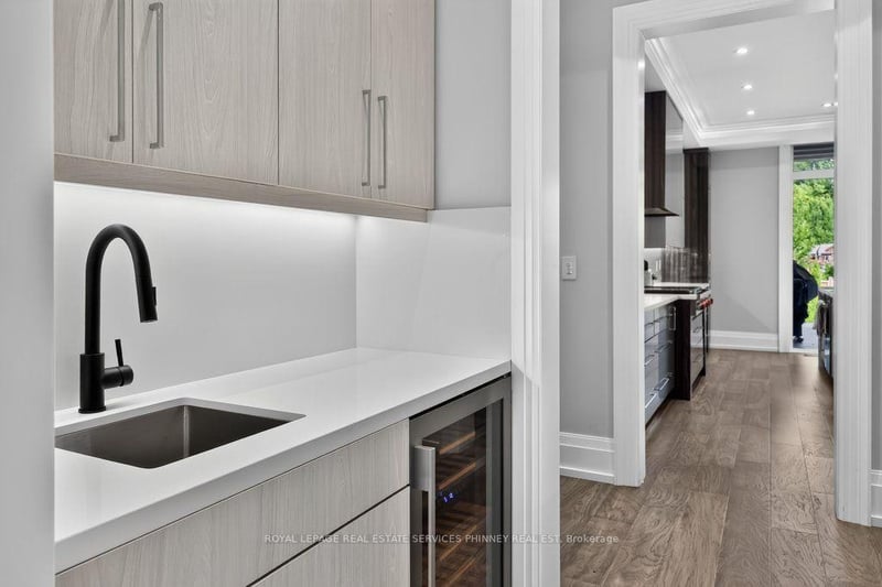 Luxury estate at 533 Carson Lane, Oakville, ON — photo 8