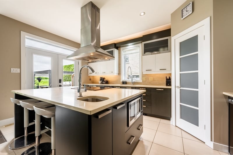 Luxury estate at 199 Rue des Français, Mont-Saint-Hilaire, QC — photo 4