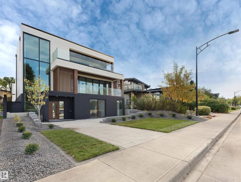 Luxury estate at 8915 Strathearn Drive NW, Edmonton, AB — photo 3