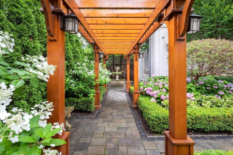Luxury estate at 2 Montclair Avenue, Toronto — photo 11