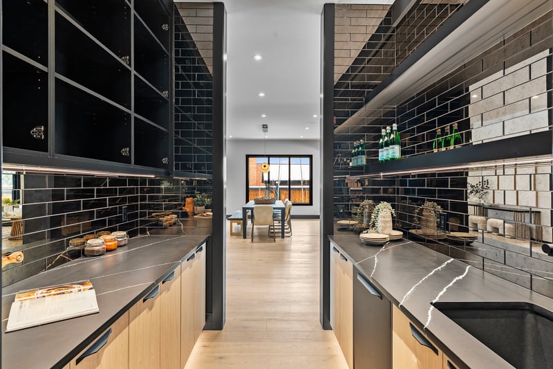 Luxury estate at 1016 Beverley Boulevard Southwest, Calgary, AB — photo 10
