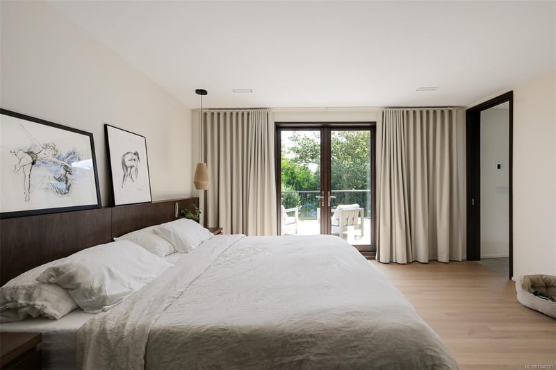 Luxury estate at 3055 Beach Drive, Victoria, BC — photo 16