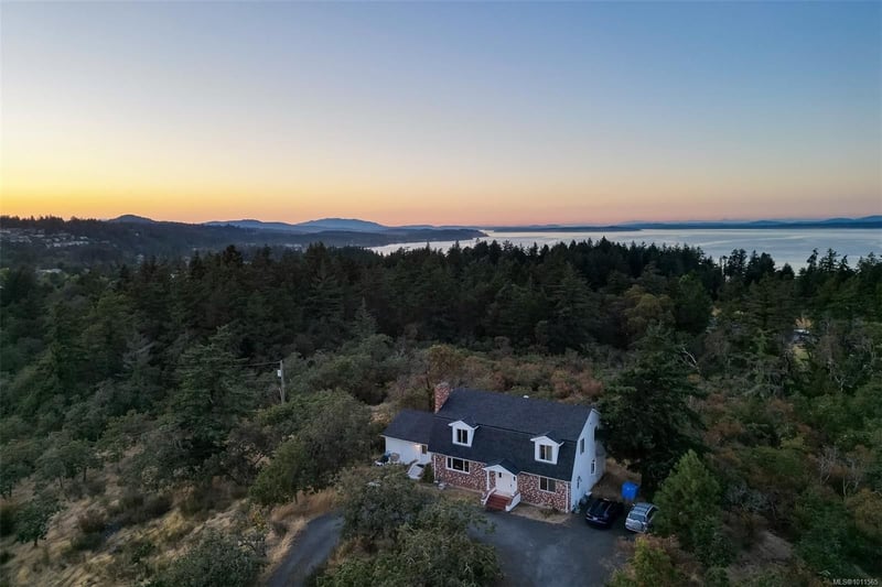 6-bedroom luxury home in 4589 Blenkinsop Road, Victoria, BC