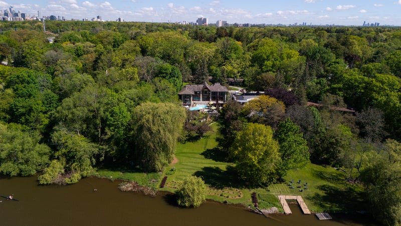 Luxury estate at 1510 Pinetree Crescent, Mississauga, ON — photo 2