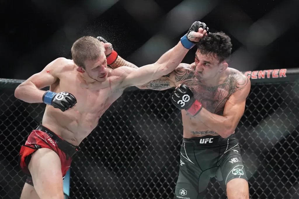 Max Holloway swinging with Arnold Allen. Credits to: Denny Medley - USA TODAY Sports.
