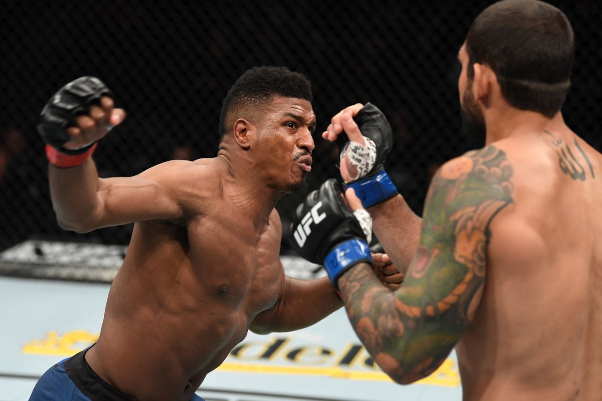 Alonzo Menifield throws a powerful right hand at Vinicus Moreira. Credit: MMA Fighting.