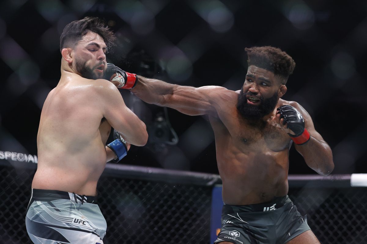Chris Curtis blasts Kelvin Gastelum with a right hand. Credit: MMA Mania.