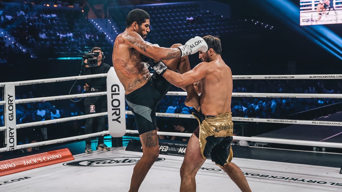 Alex Pereira knees Artem Valikhov in their Glory match. Credits to: Glory MMA. 