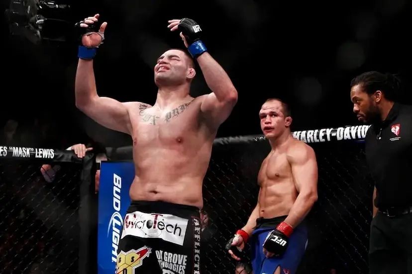 Cain Velasquez embracing the moment just after the end of the fight. Credits to: Esther Lin - MMA Fighting.