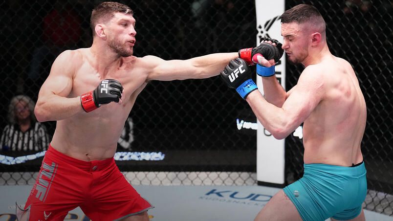 Lee Hammond and Kurt Holobaugh fighting inside the UFC Apex. Credits to: Chris Unger - Zuffa LLC.