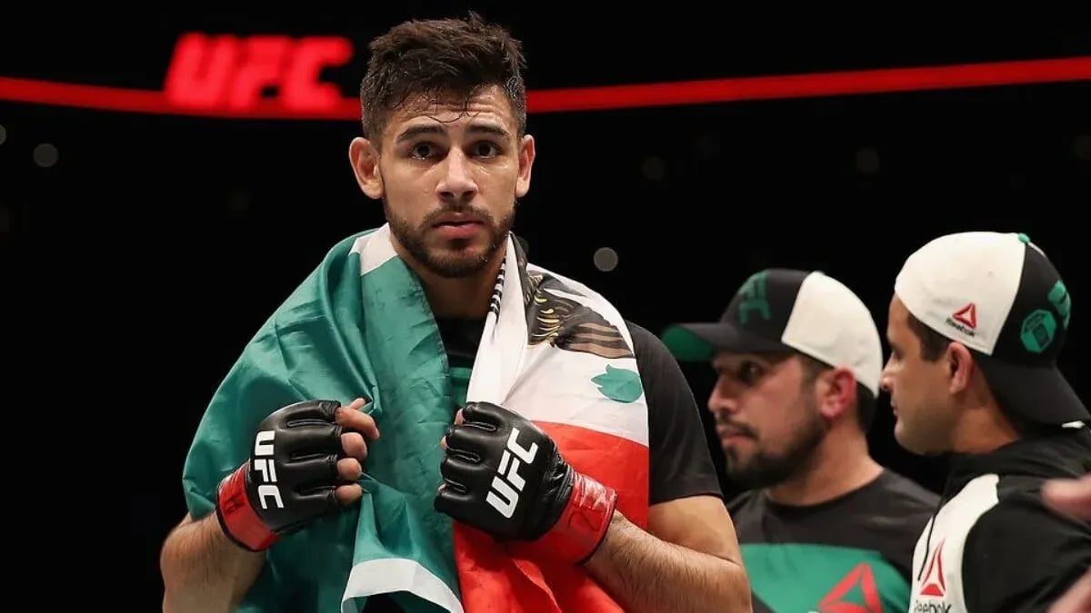 Yair Rodriguez wearing the Mexican flag. Credits to: Zuffa LLC