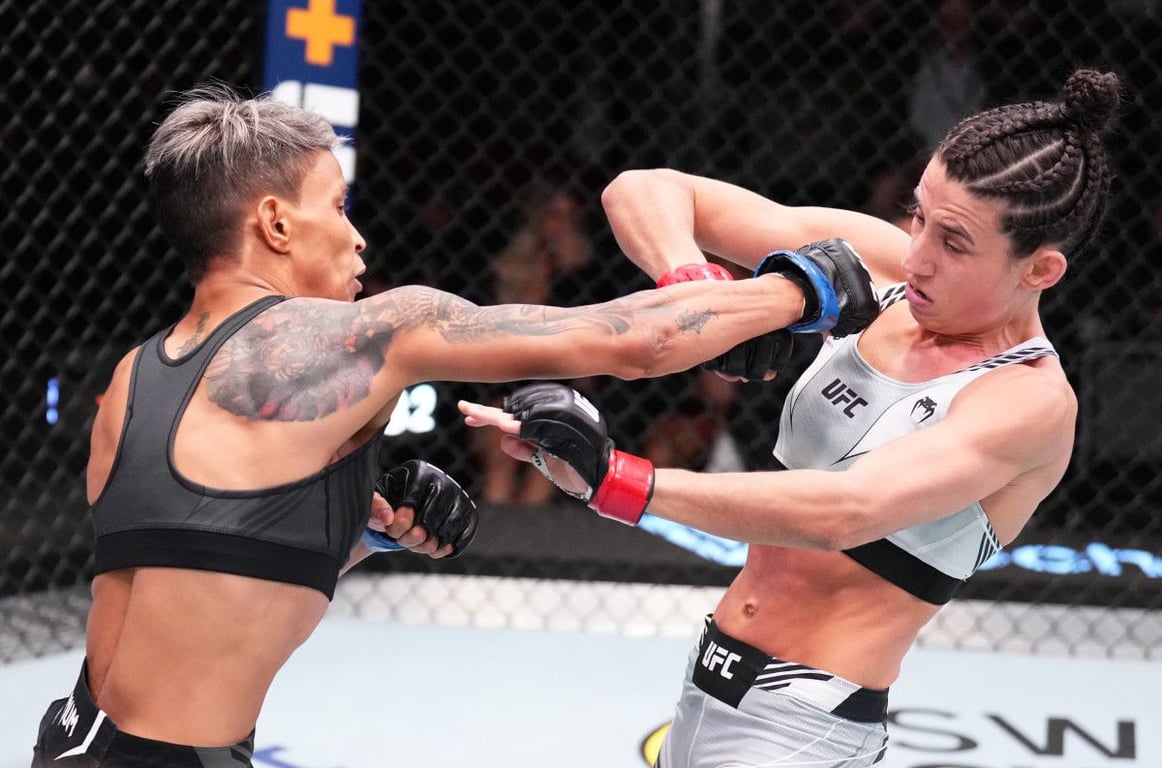 Amanda Lemos and Marina Rodriguez throwing down in their main event spotlight. Credits to: Chris Unger - Zuffa LLC.