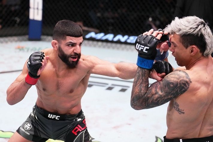 Amir Albazi out-striking Alessandro Costa. Credits to: Chris Unger - Zuffa LLC.