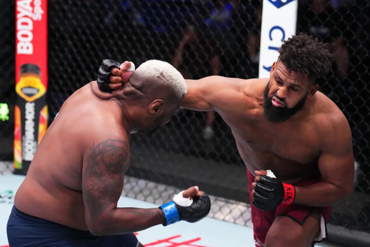 Waldo Cortes-Acosta launches a right hand at Danilo Suzart. Credit: MMA Junkie.